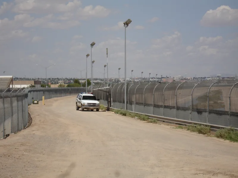 Valla fronteriza entre Mexico y Estados Unidos para ilustrar tema migratorio