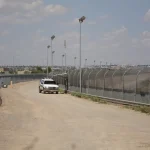 Valla fronteriza entre Mexico y Estados Unidos como referencia a tension migratoria