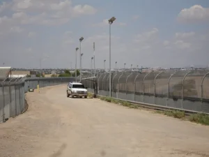 Valla fronteriza entre Mexico y Estados Unidos como referencia a tension migratoria