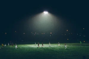 Balón de fútbol sobre cancha verde