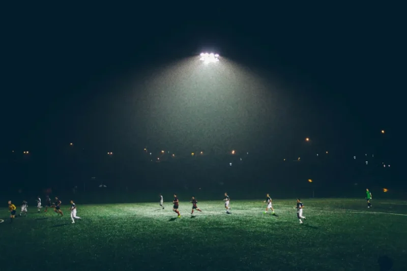 Balón de fútbol sobre cancha verde