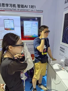 Personas prueban gafas inteligentes con funciones de inteligencia artificial