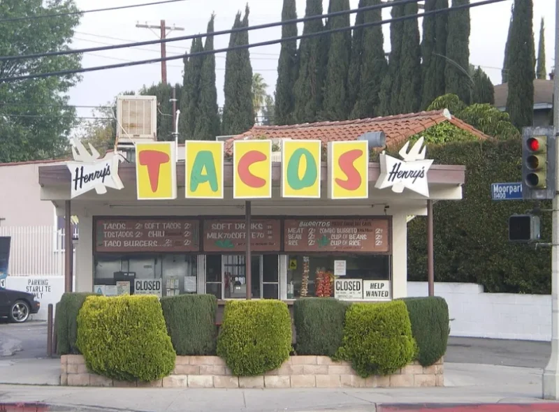 Fachada del puesto Henrys Tacos en North Hollywood, Los Angeles
