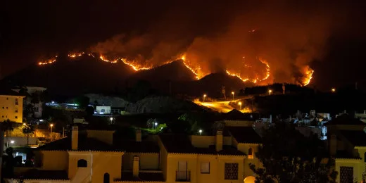 Incendio forestal nocturno en Europa en nota de Telemundo