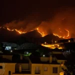 Incendio forestal nocturno durante evacuaciones en Francia y Espana por calor extremo