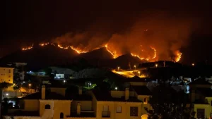 Incendio forestal nocturno durante evacuaciones en Francia y Espana por calor extremo