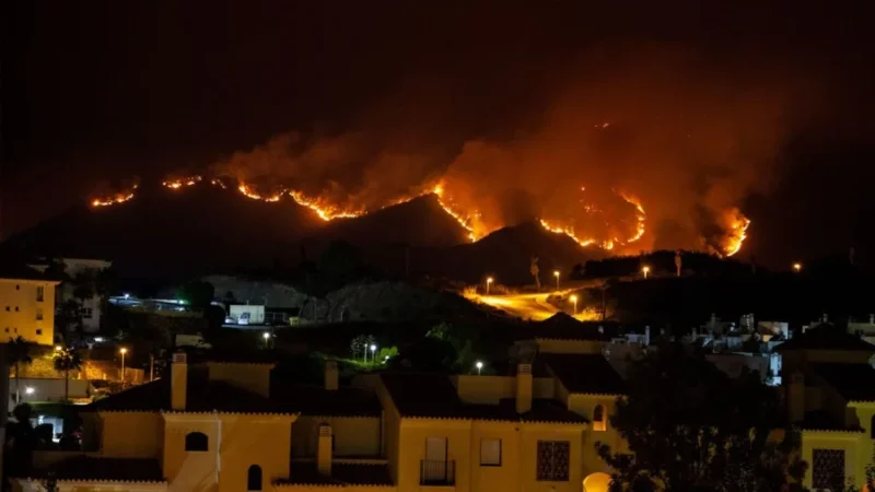 Incendio forestal nocturno durante evacuaciones en Francia y Espana por calor extremo
