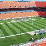 Interior de estadio en Miami como referencia al partido mundialista