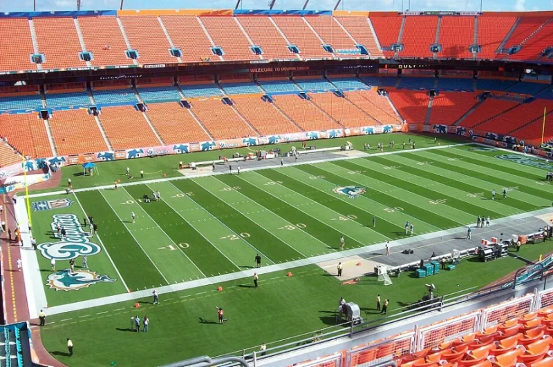 Interior de estadio en Miami como referencia al partido mundialista