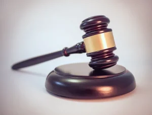Mazo de justicia sobre una mesa como referencia a denuncia y proceso legal