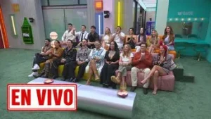 Participantes de La Casa de los Famosos Mexico en la sala de la casa