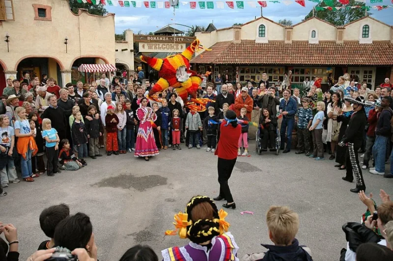 Piñata tradicional de colores