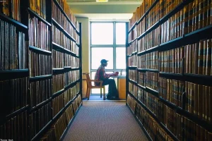 Estantes con libros en una biblioteca para ilustrar actividades culturales
