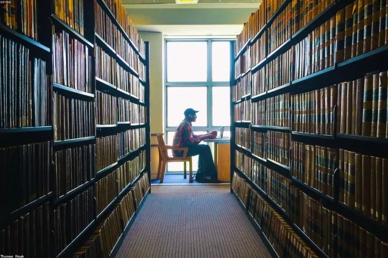 Estantes con libros en una biblioteca para ilustrar actividades culturales