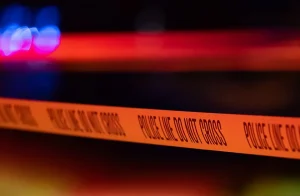 Cinta de línea policial en una escena nocturna