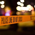 Cinta amarilla de linea policial en una escena de investigacion