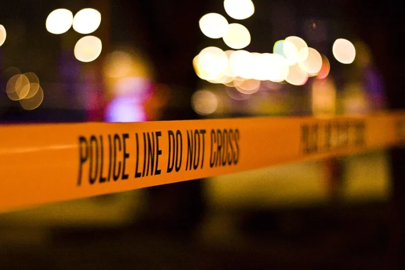 Cinta amarilla de linea policial en una escena de investigacion