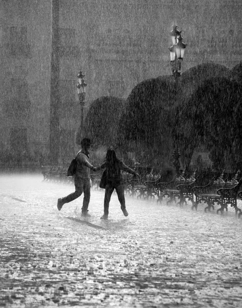 Personas caminan bajo lluvia intensa en Mexico