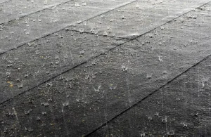 Lluvia intensa cayendo sobre un techo
