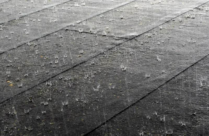 Lluvia intensa cayendo sobre un techo