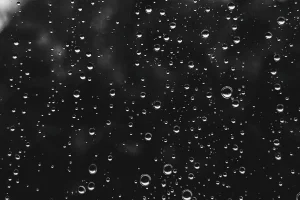 Carretera bajo lluvia como imagen contextual de alertas meteorologicas