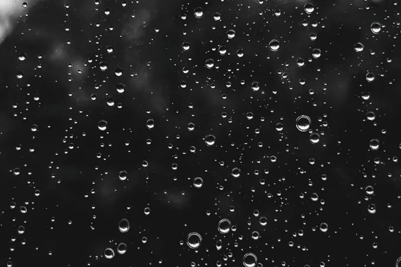 Carretera bajo lluvia como imagen contextual de alertas meteorologicas