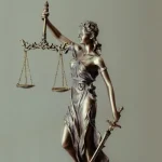 Luces de patrulla para nota roja y seguimiento judicial