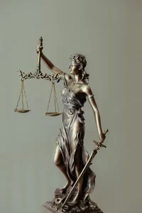Luces de patrulla para nota roja y seguimiento judicial