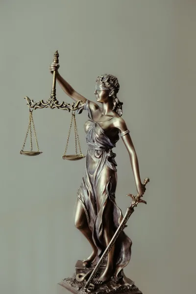 Luces de patrulla para nota roja y seguimiento judicial