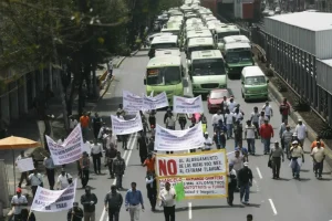 Transportistas marchan junto a unidades de transporte publico en Ciudad de Mexico