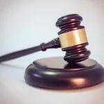 Mazo de justicia sobre una base de madera