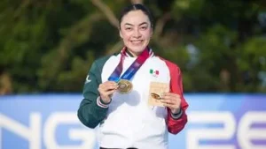 Deportista mexicana muestra una medalla en Juegos Centroamericanos 2026