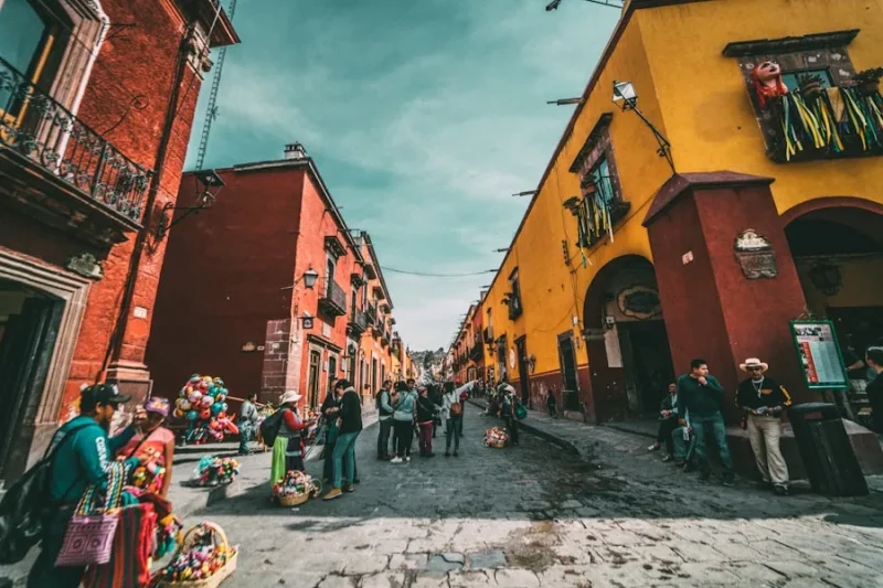 Avenida urbana usada como imagen contextual para movilidad en Ciudad de Mexico