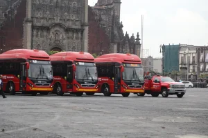 Unidades de Metrobús en el Centro Histórico de Ciudad de México