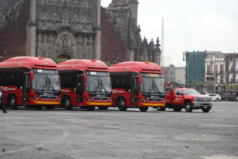 Unidades de Metrobús en el Centro Histórico de Ciudad de México