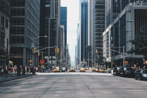 Avenida urbana con tránsito y edificios altos
