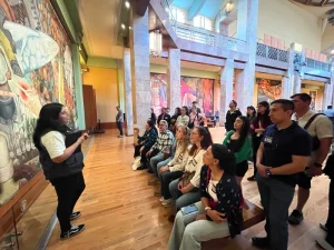 Visitantes recorren murales del Palacio de Bellas Artes durante actividad cultural