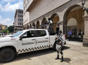Vehículo y agentes de la Guardia Nacional en México