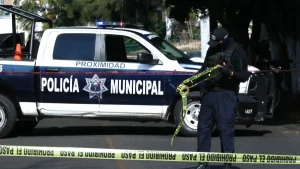 Unidad de policía municipal y cinta de resguardo en una escena acordonada