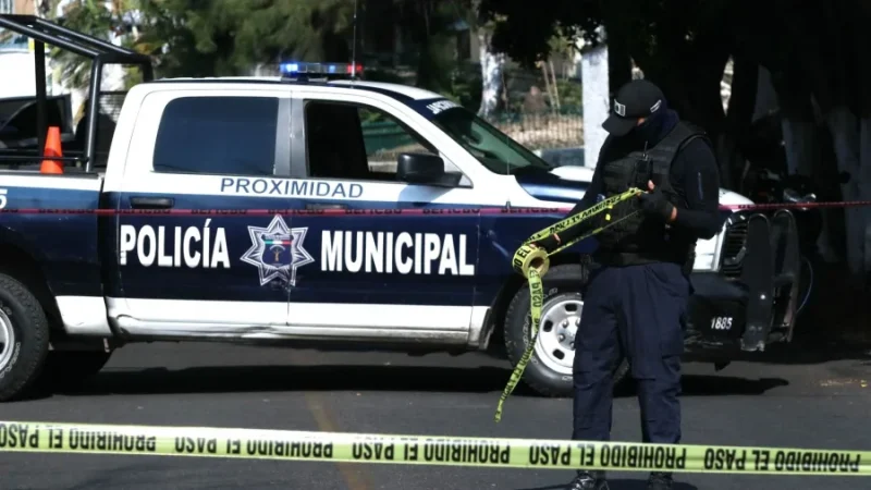 Unidad de policía municipal y cinta de resguardo en una escena acordonada