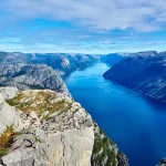 Paisaje montañoso y río como referencia visual de lluvias en zonas altas