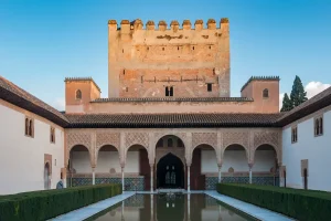 Vista del Palacio de Comares en la Alhambra de Granada