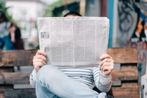Periodicos y libreta como imagen contextual para periodismo hispano