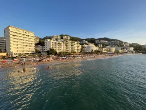 Vista de playa y hoteles en Puerto Vallarta