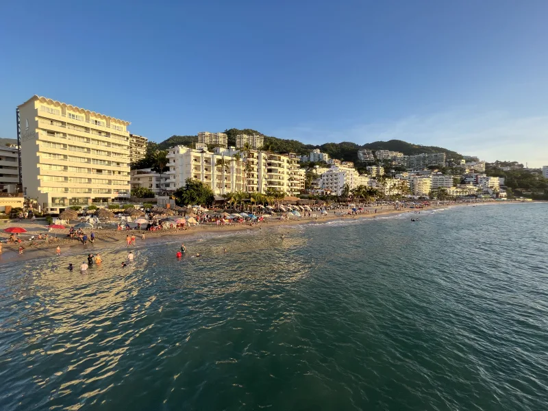 Vista de playa y hoteles en Puerto Vallarta