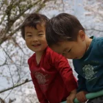 Niños al aire libre, imagen de apoyo para prevención de ahogamientos