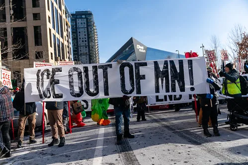 Manifestantes se preparan para marchar contra ICE en Minneapolis