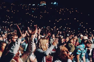 Público durante un concierto nocturno