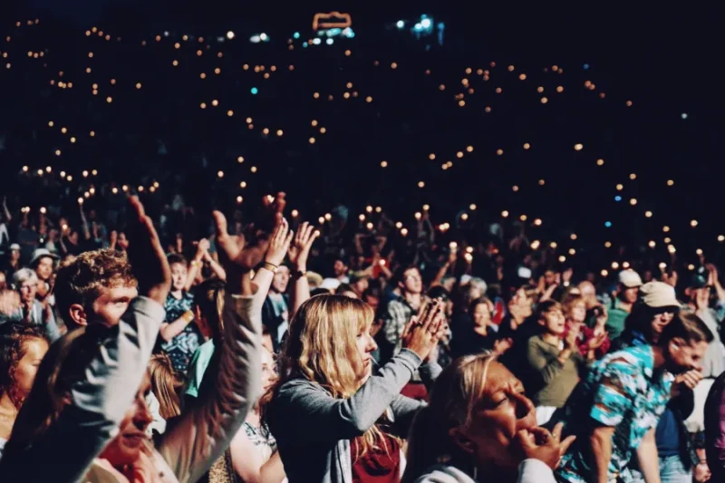 Público durante un concierto nocturno