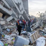 Personas participan en labores de busqueda y rescate tras sismos en Venezuela